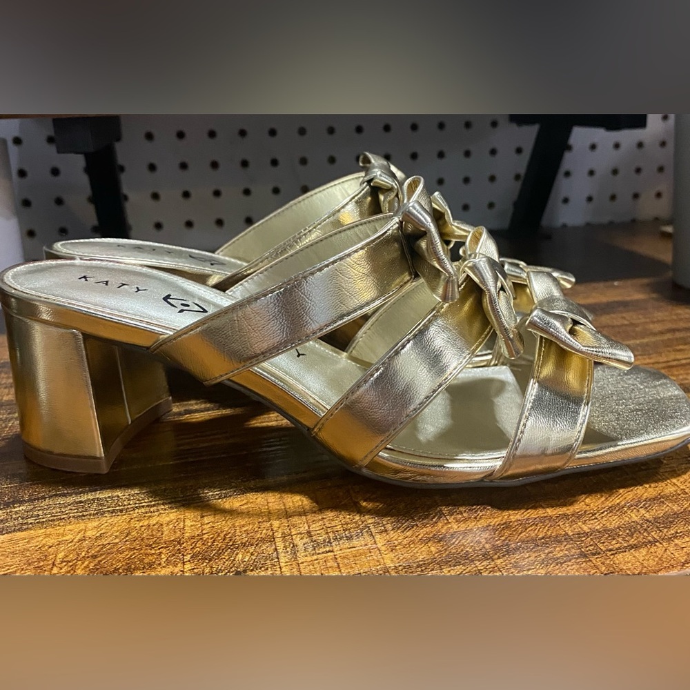 New Katy Perry Women’s Gold The Tooliped Bows Sandal Sz 8 - Picture 3 of 5